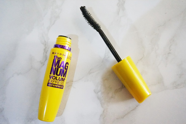 mascara-maybelline-the-magnum-volum-express-vang-1